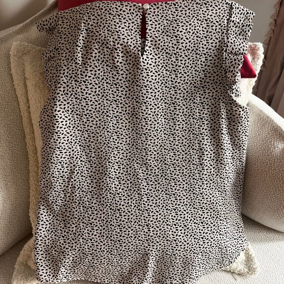 Short ruffle sleeved dotted top - Picture 3 of 4